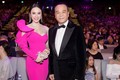 Angela Phương Trinh gợi cảm hội ngộ “vua hài TVB” 
